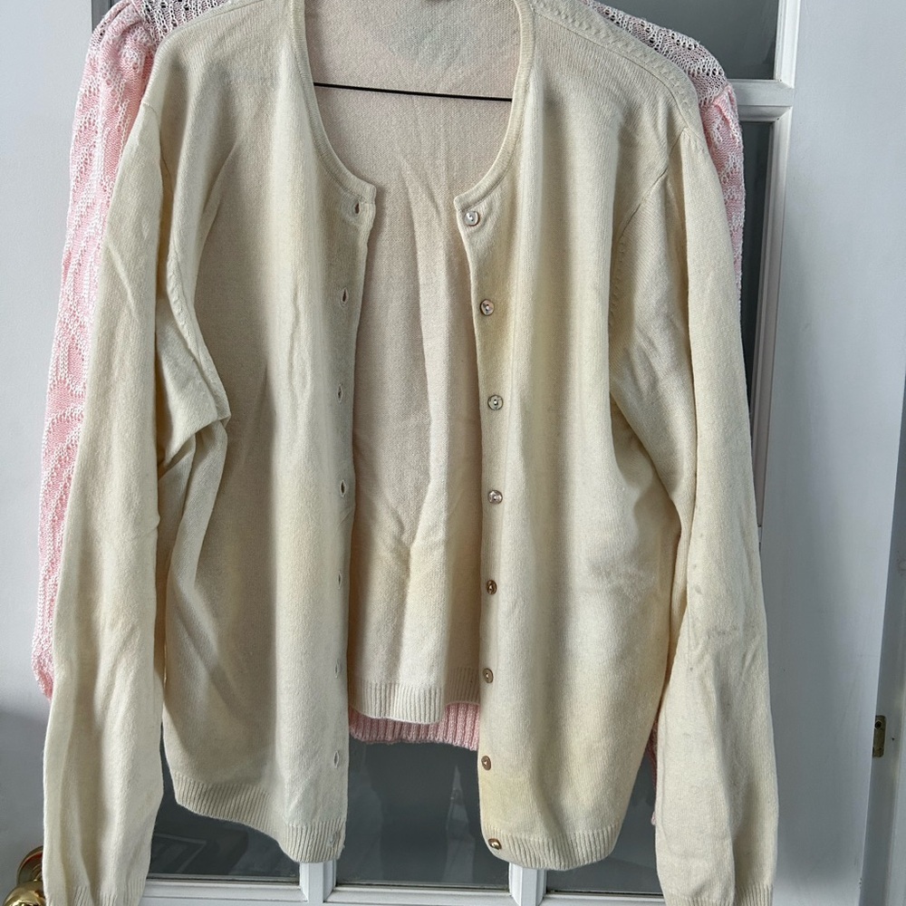 5/$25 cashmere Elegant Cream Women's Sweater size medium 🥰